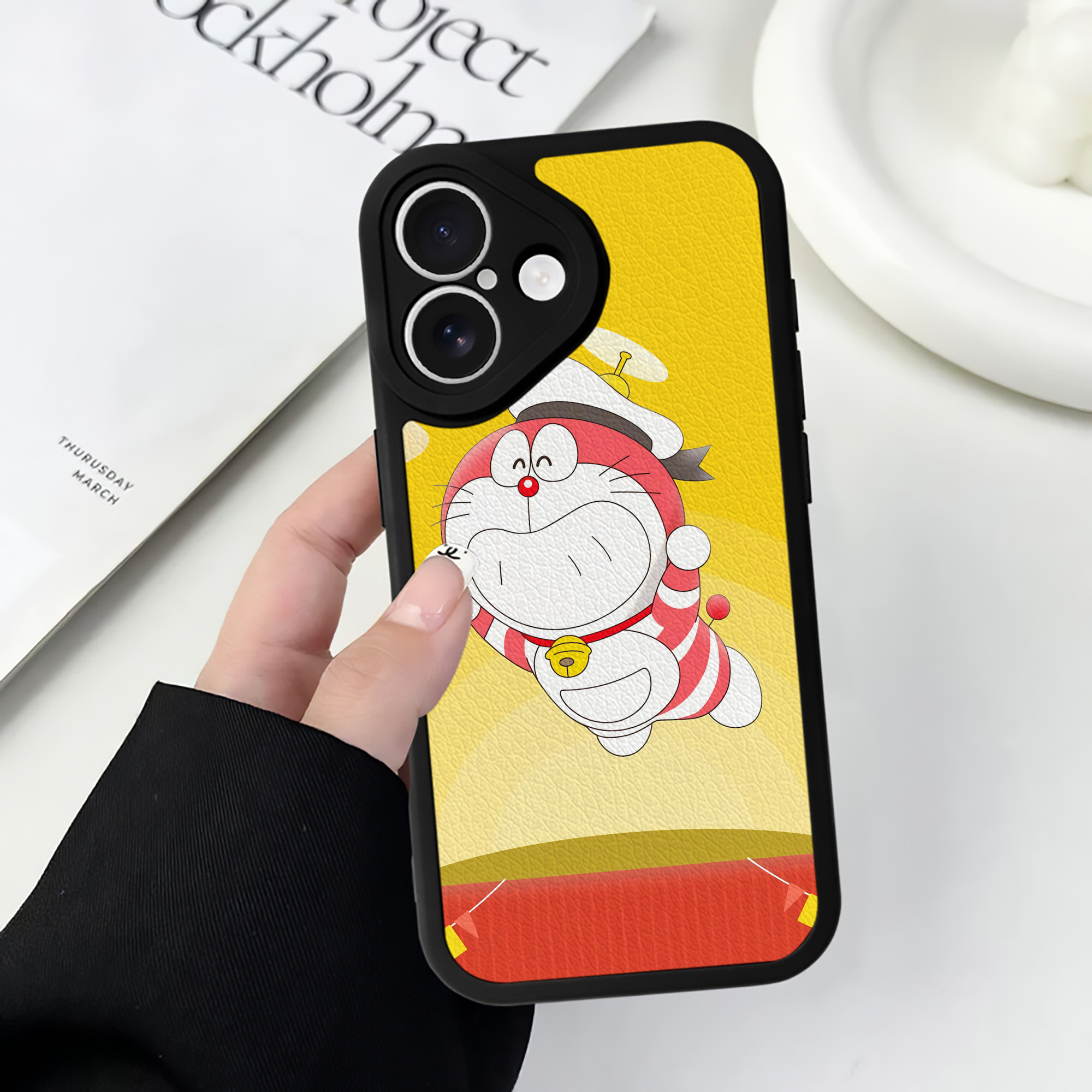 （画像用） ドラえもん Doraemon 【iPhone 16シリーズ対応】シリコンスマホケース（レザー調） 材質：シリコン